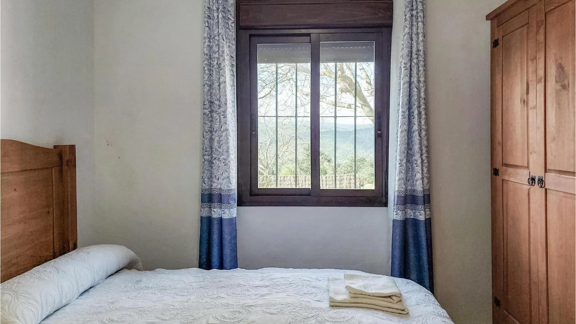 Gorgeous Home In Algatocin With Kitchenette 0*,
